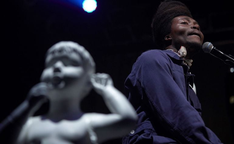 El británico Benjamin Clementine durante el concierto que ofrece esta noche en Barcelona, en el que presenta su último disco &quot;I tell a fly&quot;. 