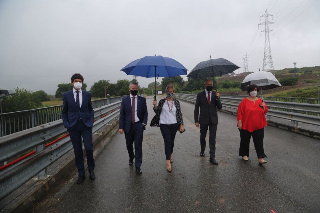 El Lehendakari, Iñigo Urkullu, en un acto en Abanto (Bizkaia) en el Parque tecnológico de Ezkerraldea Meatzaldea, junto a la consejera Arantxa Tapia