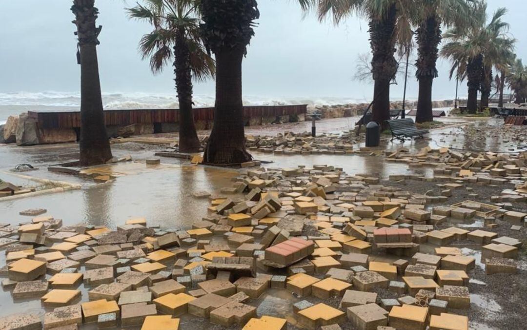 Destrozos en el paseo marítimo de Almenara por el temporal