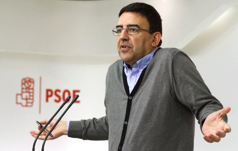 El portavoz y responsable de Organización de la gestora del PSOE, Mario Jiménez, durante una rueda de prensa