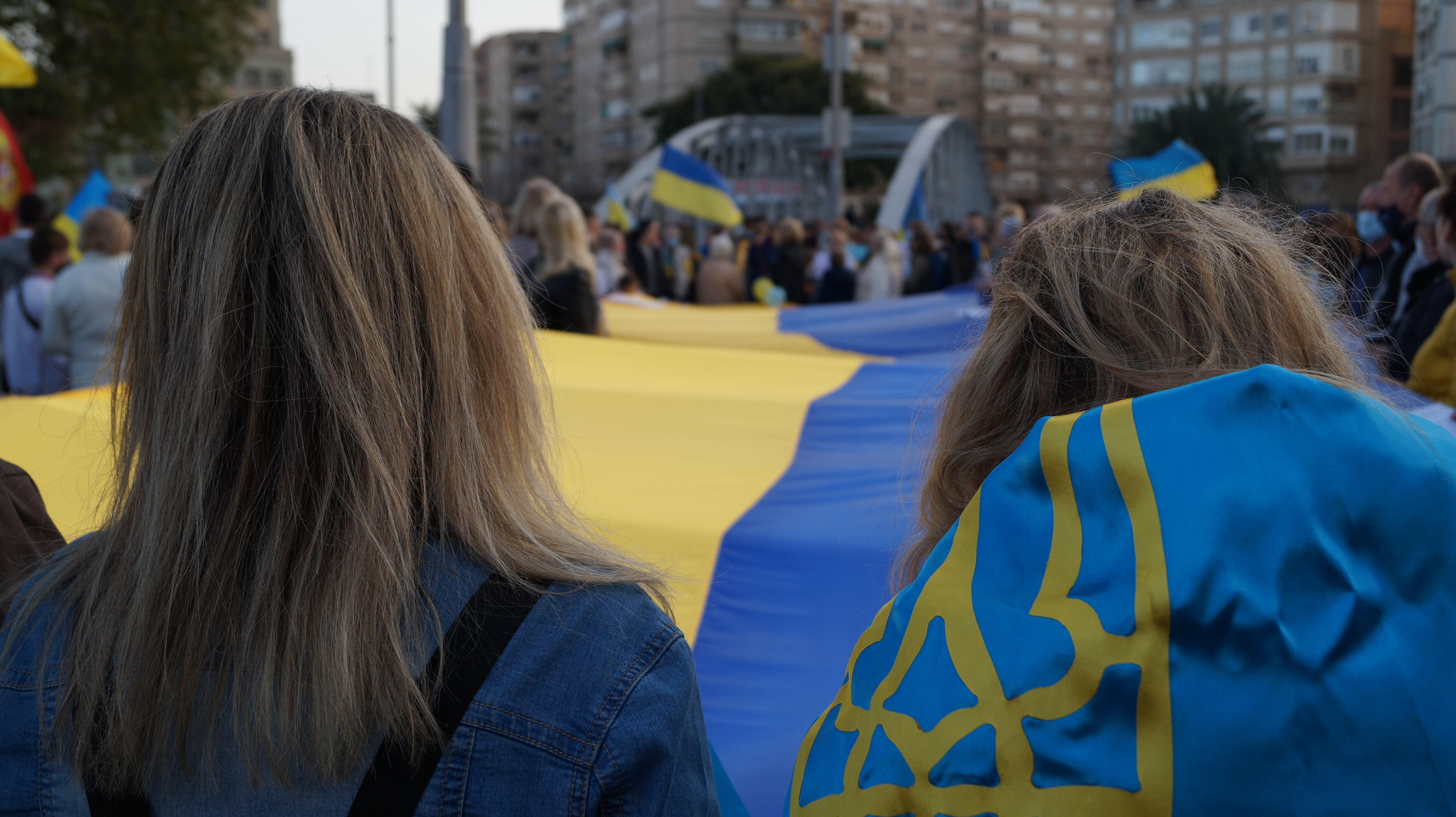 Una enorme bandera de Ucrania ha presidido la concentración contra la invasión rusa