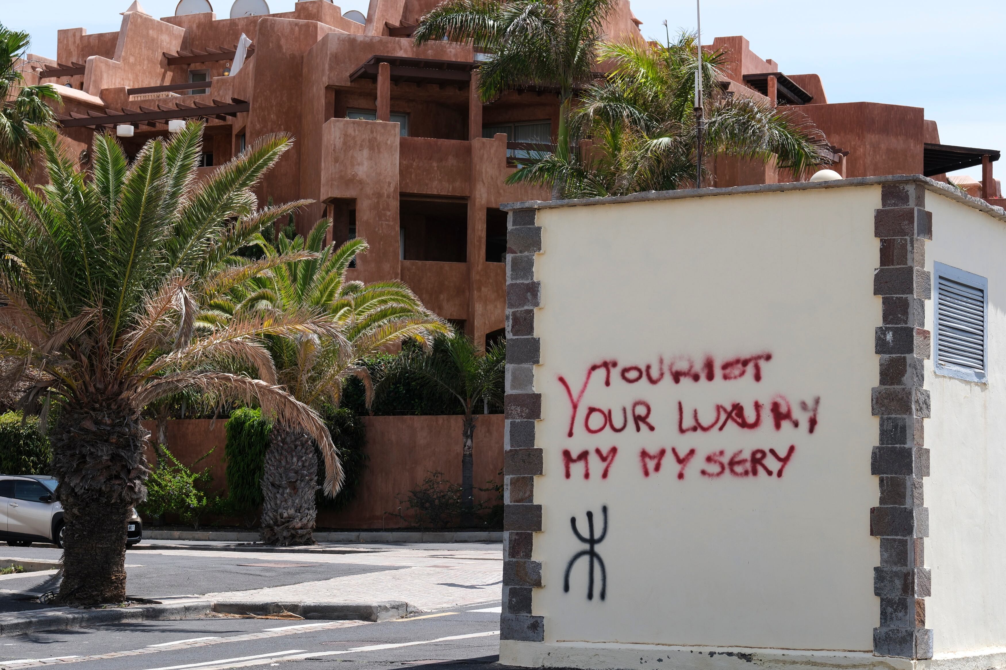 GRAFCAN7237. ARONA (TENERIFE) (ESPAÑA), 05/04/2024.- Pintada en Arona, uno de los principales municipios turísticos de Tenerife, en la que se lee en inglés: "Turista: tu lujo, mi miseria". EFE/Alberto Valdés