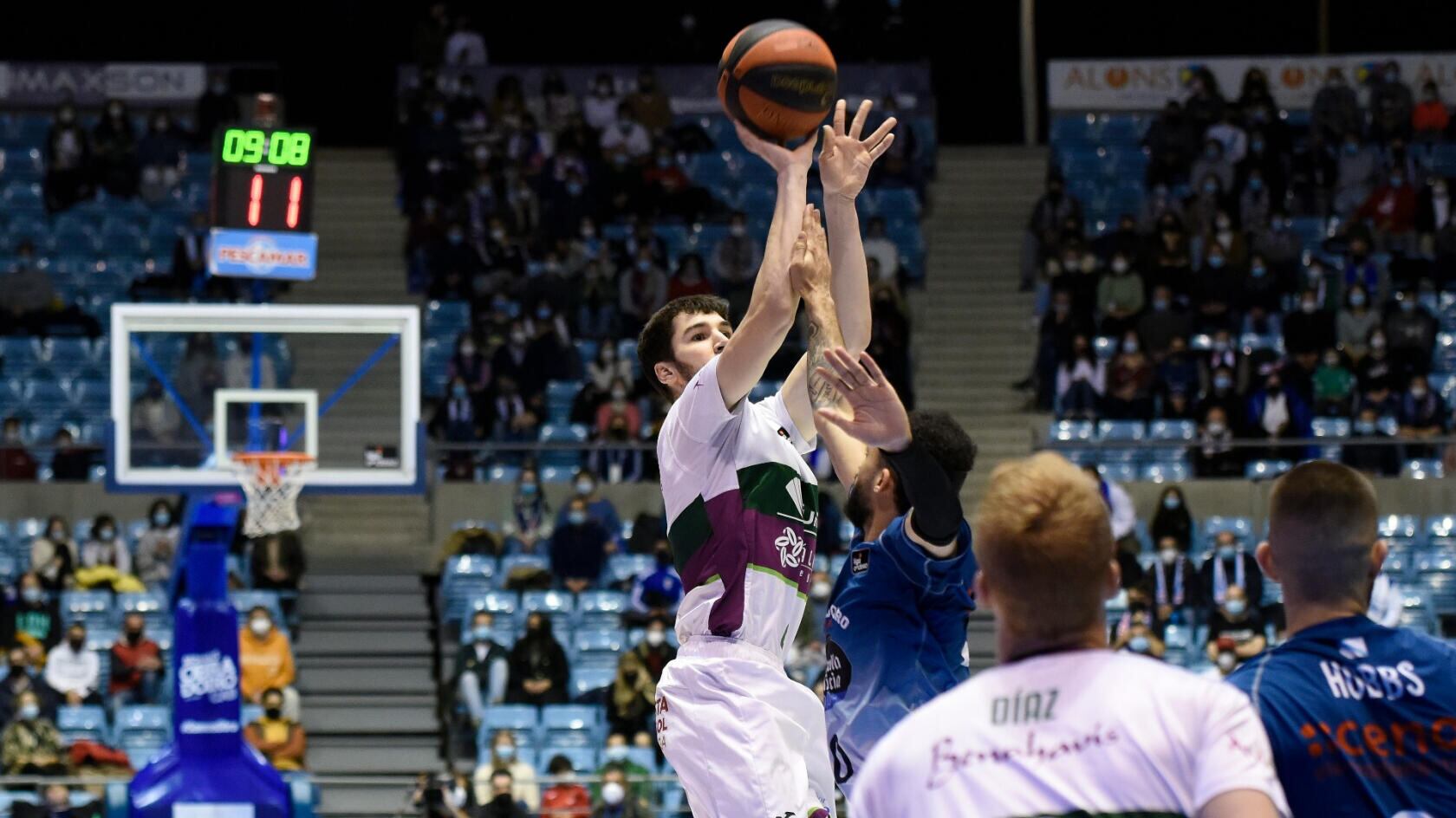 Brizuela intenta una canasta en la cancha del Obradoiro