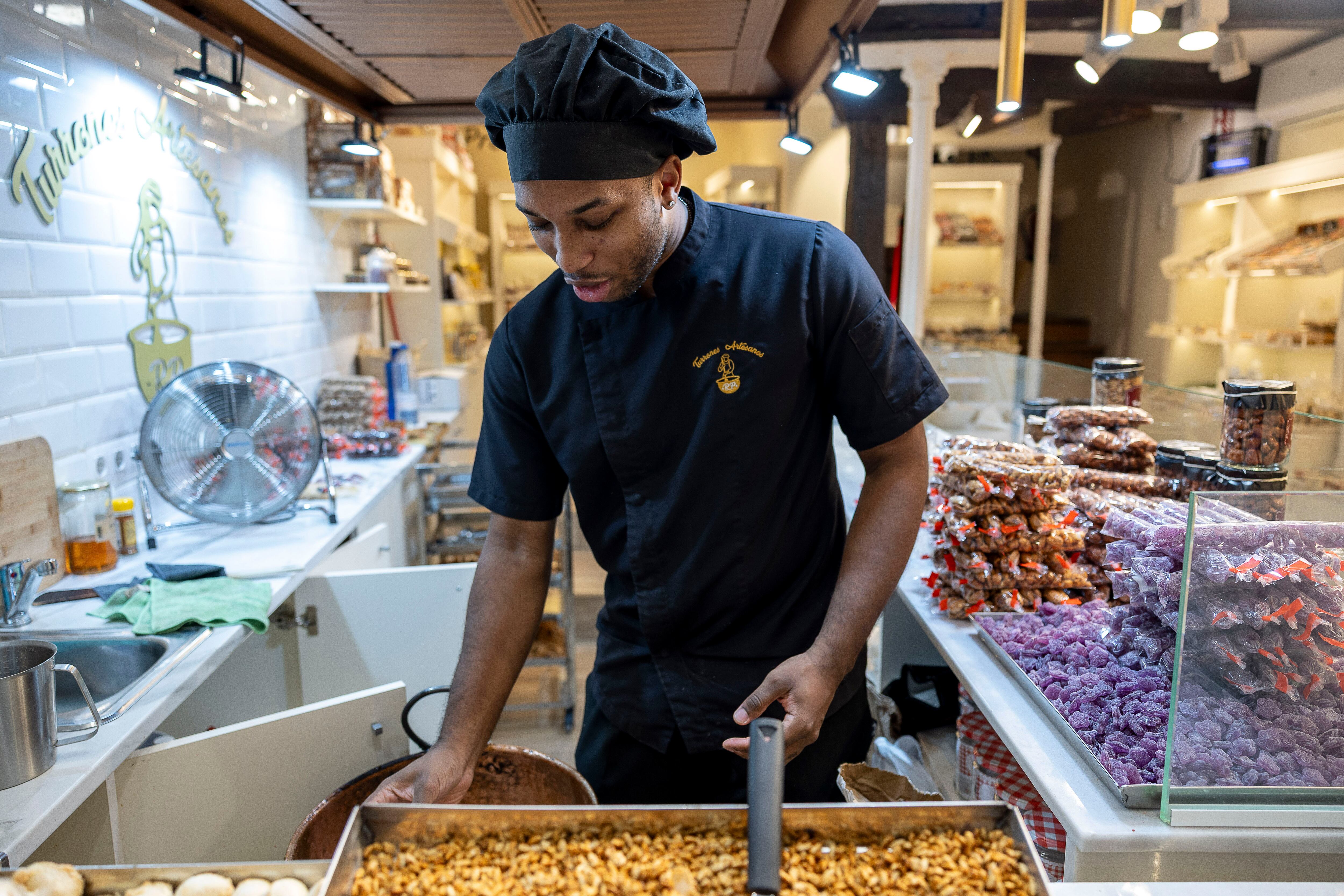 TOLEDO, 24/10/2025.- Un joven trabaja en una confitería en Toledo. El mercado laboral sumó 118.400 empleos en el tercer trimestre del año, hasta marcar un nuevo récord de ocupación con 22.387.100 afiliados, si bien el comportamiento del empleo ha sido el más moderado en este periodo desde 2019. EFE/Ismael Herrero