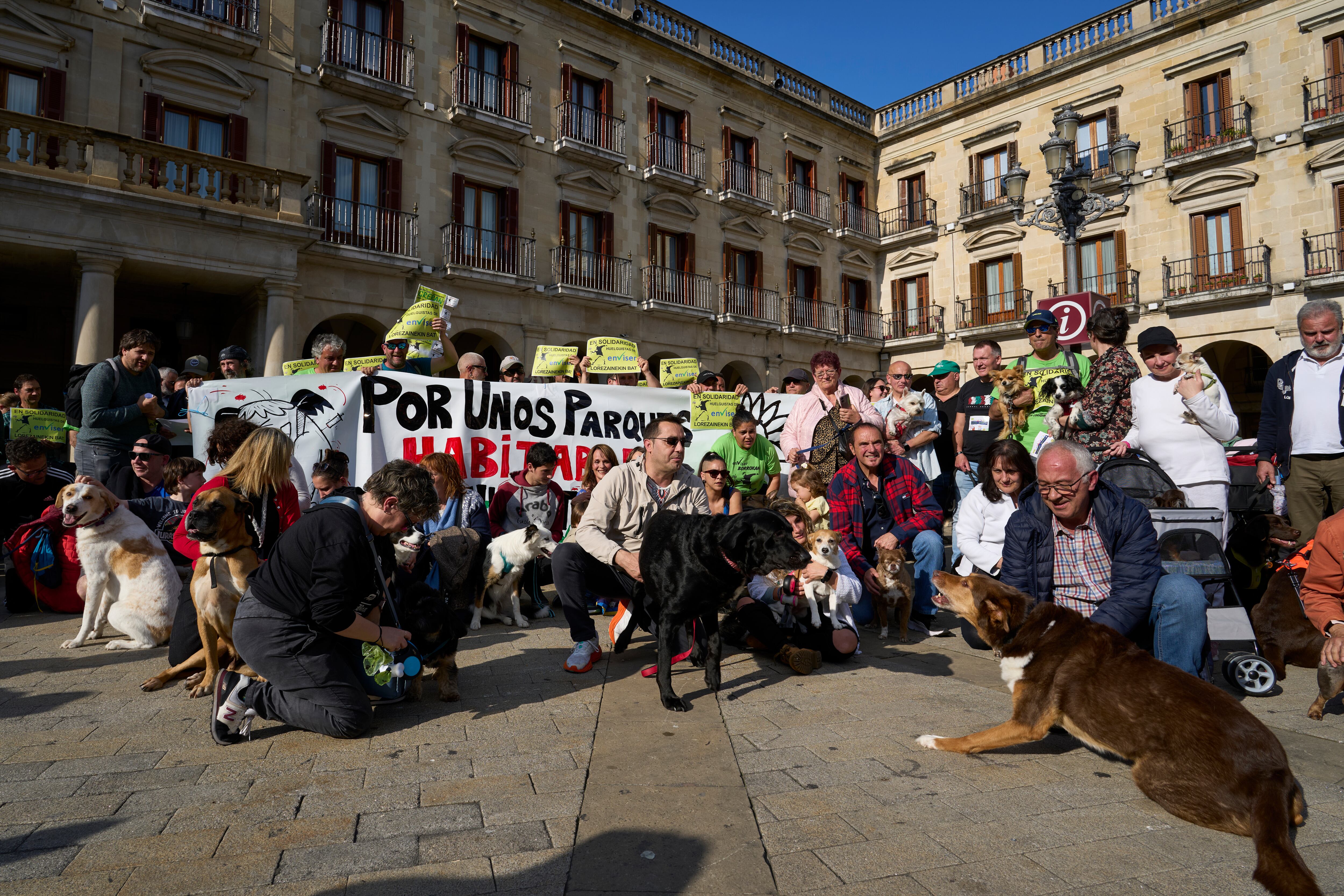  Los trabajadores en huelga de Enviser, empresa subcontratada por el Ayuntamiento de Vitoria para el mantenimiento de parques y jardines y el anillo verde, organizaron una &quot;concentración canina&quot; este viernes para trasladar la &quot;preocupación&quot; de muchos vitorianos por la afección del estado de las zonas verdes en la salud y el día a día de la población canina. 