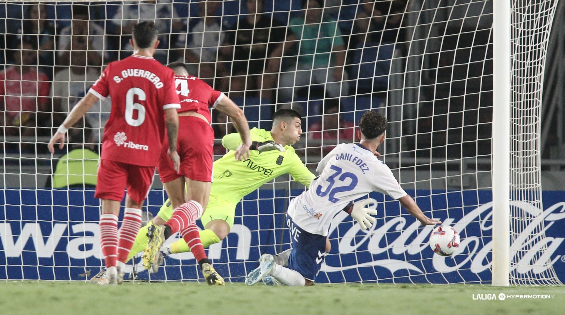 Dani Fernández en el momento del gol del triunfo.