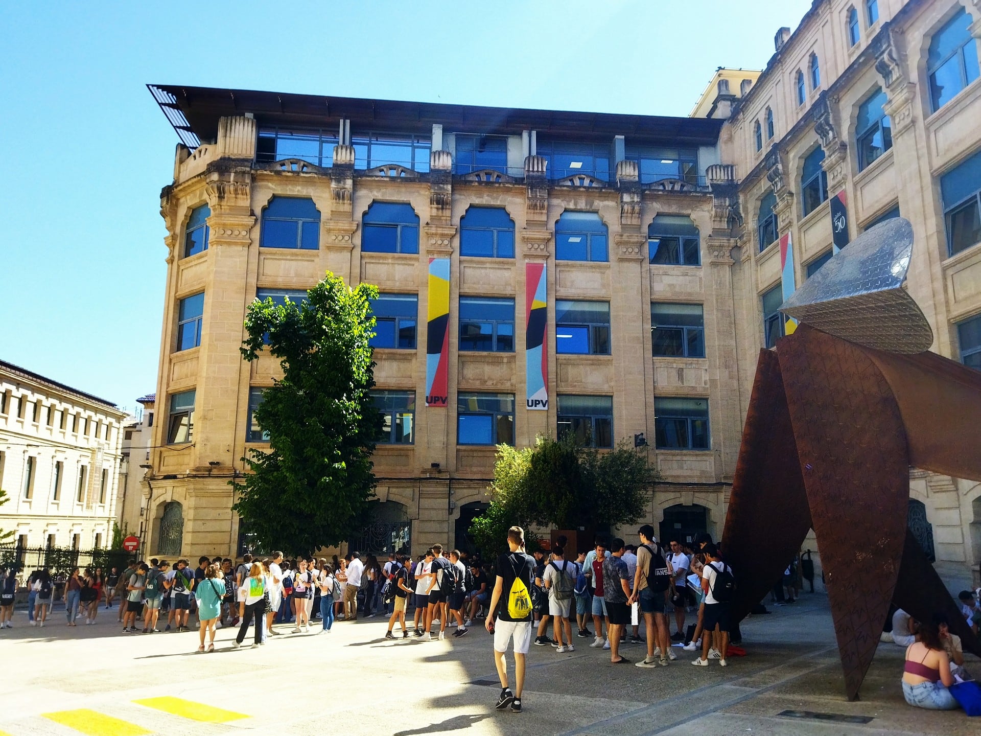 El alumnado que se presenta a la PAU en en la plaza de Ferrándiz y Carbonell durante el descanso entre los exámenes de Historia de España y Valencià