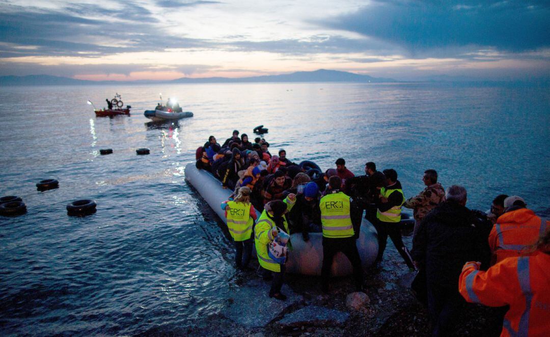 Imagen de archivo de un rescate de refugiados en una lancha en el mar Egeo