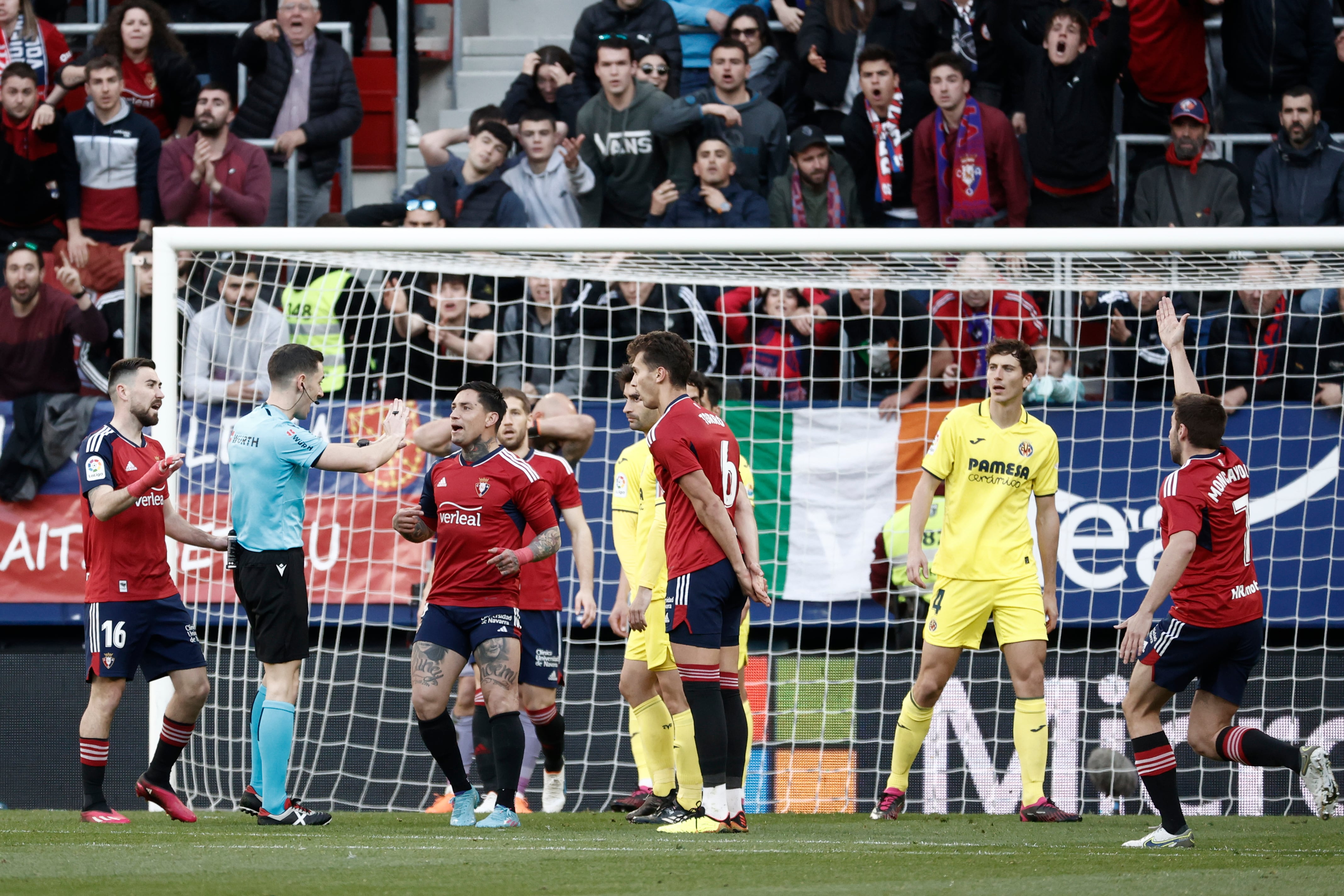 Los jugadores de Osasuna reclaman penalti al colegiado Muñiz Ruiz con el 0-1 ante el Villarreal en el estadio de El Sadar