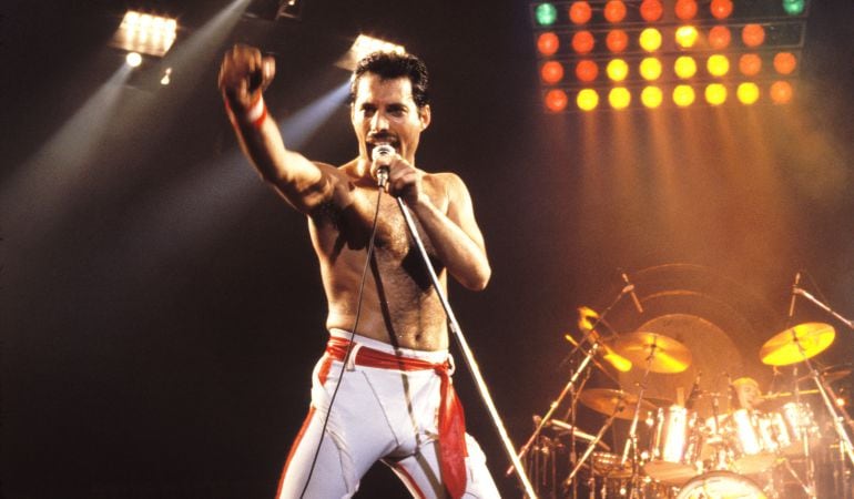 El cantante del grupo, Freddie Mercury, durante uno de sus múltiples conciertos con la banda.