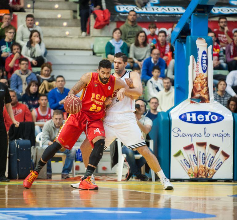 Augusto Lima trata de su perar a Felipe Reyes.