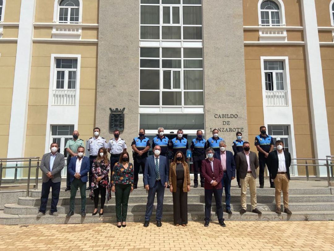 El delegado del Gobierno, Anselmo Pestana, con la presidenta del Cabildo de Lanzarote, María Dolores Corujo, junto a los alcaldes de la isla y miembros de los cuerpos y fuerzas de Seguridad.