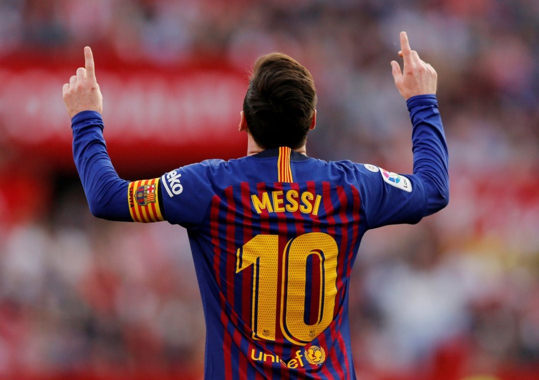 Messi celebra uno de sus tres goles en el Pizjuán