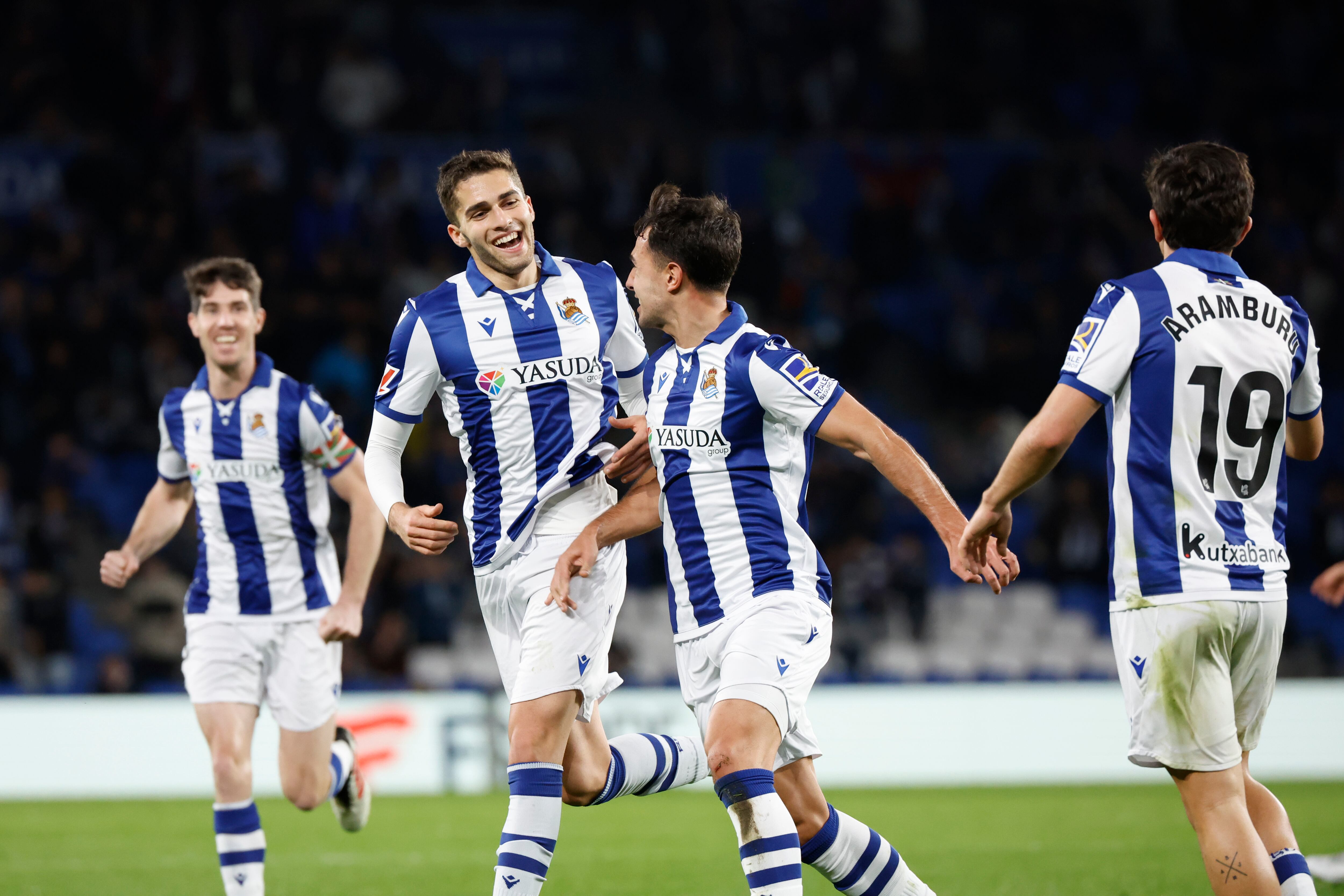 SAN SEBASTIÁN, 23/02/2025.- El centrocampista ruso de la Real Sociedad, Arsen Zakharyan (2d) celebra el primer gol de su equipo, durante el encuentro correspondiente a la jornada 25 de Laliga EA Sports que disputan hoy domingo Real Sociedad y Leganés en el estadio de Anoeta, en San Sebastián. EFE / Javier Etxezarreta.
