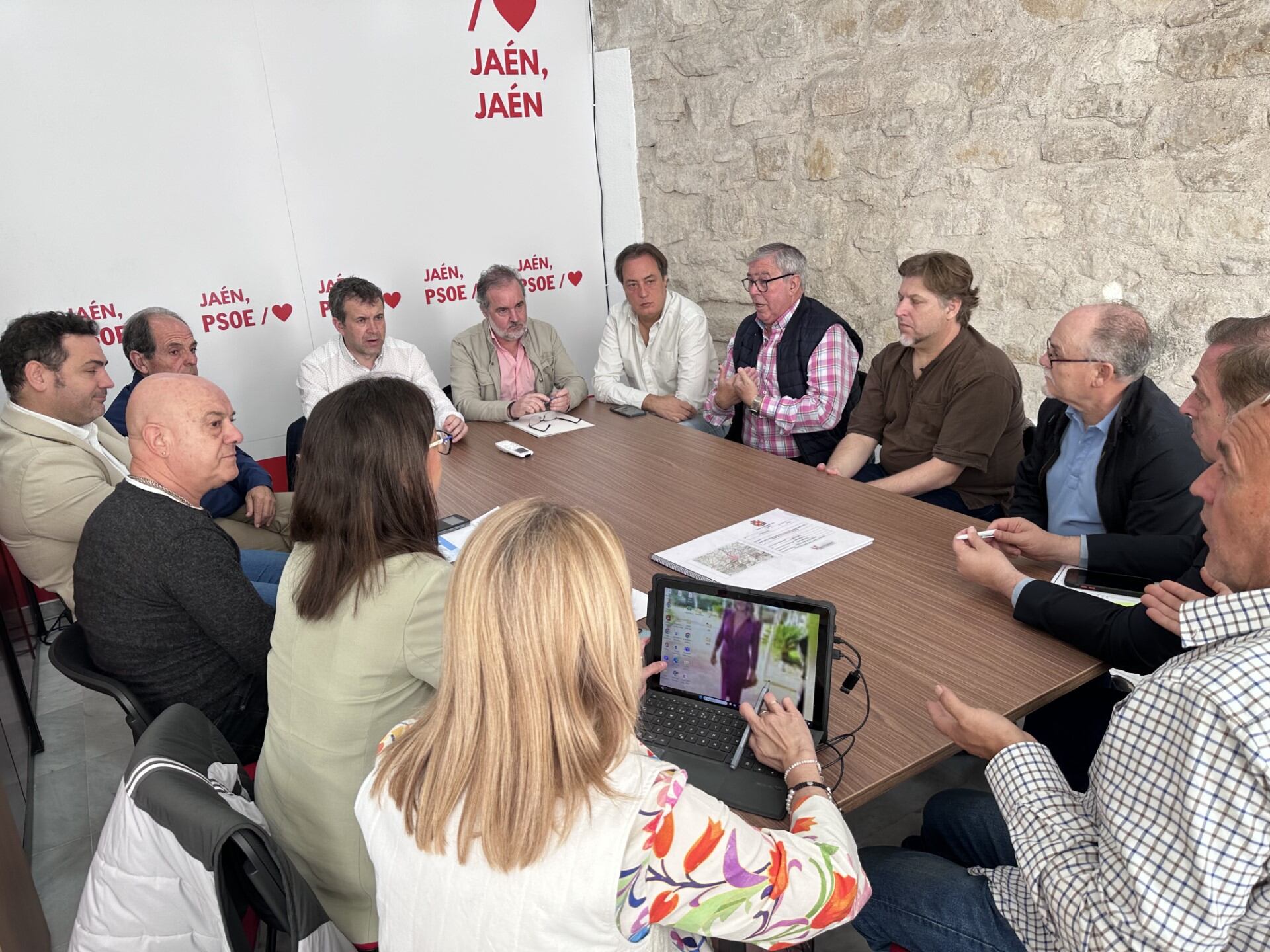 La Plataforma Unidad de Gestión Vecinal se reúne con el grupo municipal socialista.