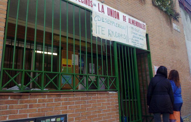 Conchi y Carmen acuden a la asociación vecinal La Unión de Almendrales, para ver a un dinamizador de empleo. 