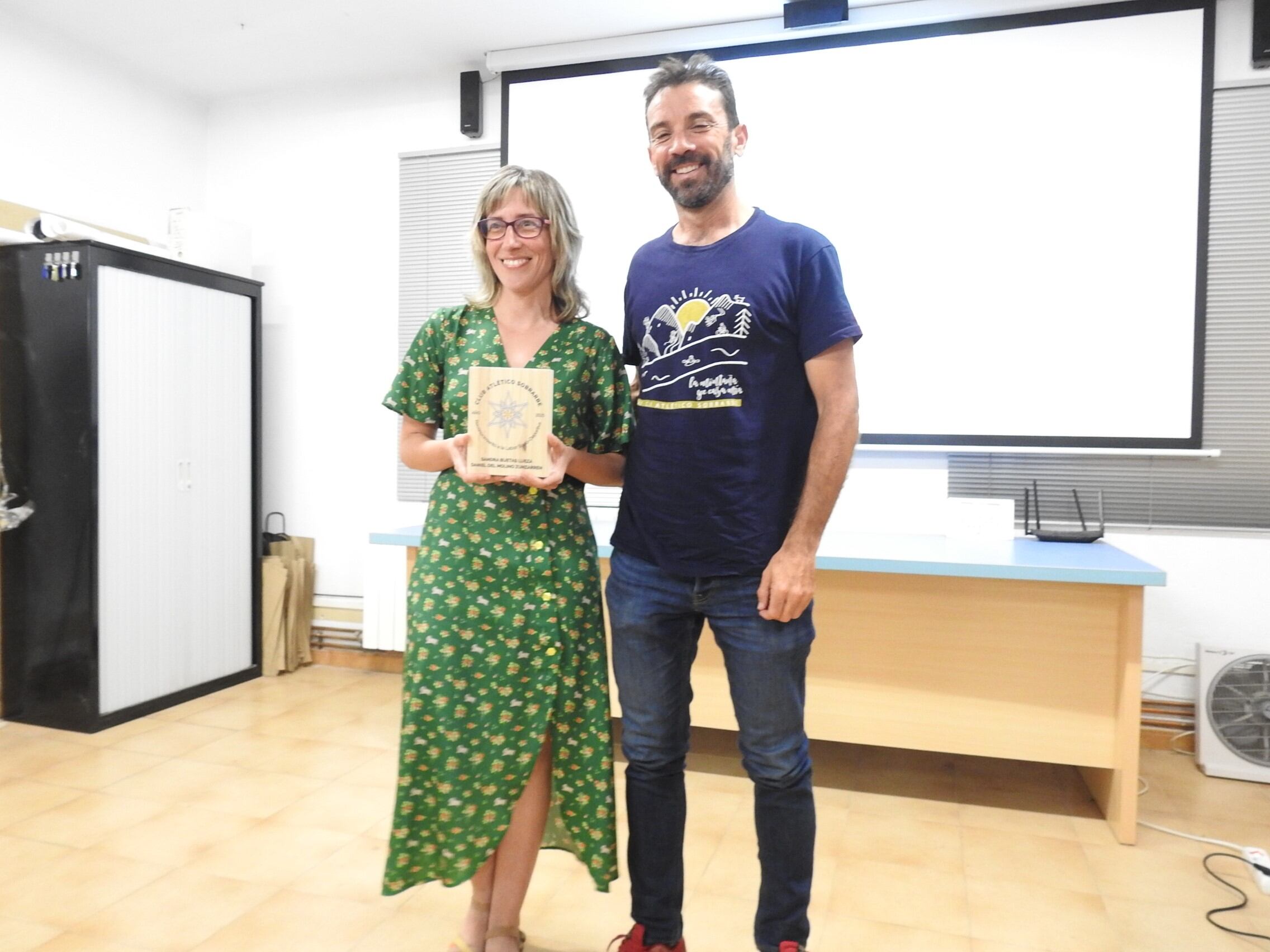 Enrique Pueyo entregó el reconocimiento a Sandra Buetas