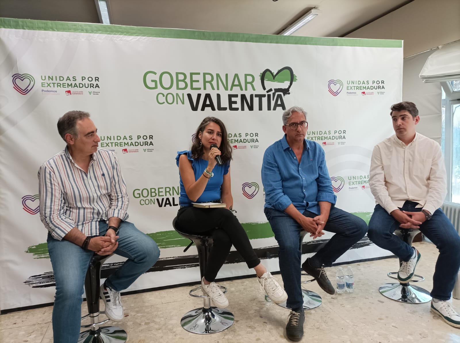 Los candidatos de Don Benito (izq) y Villanueva de la Serena (Dcha) flanquean a los candidatos de Unidas Podemos a la Asamblea de Extremadura