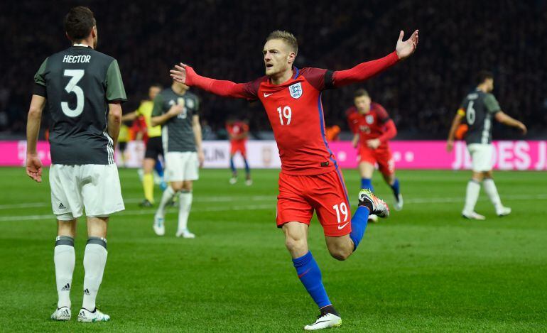 Vardy celebra su primer gol como internacional 