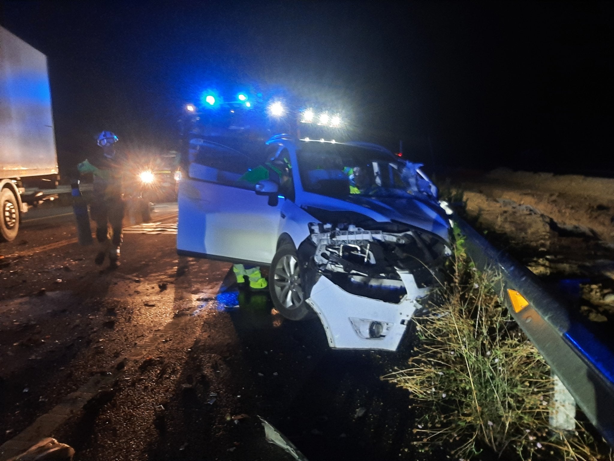 Los bomberos trabajan para rescatar a la persona herida en el accidente de Berantevilla (Álava)