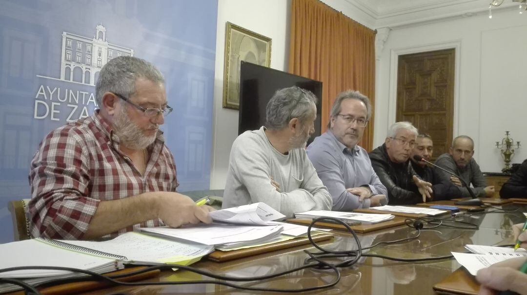 Integrantes del Comité de Empresa junto a Romualdo Fernández y el alcade Francisco Guarido