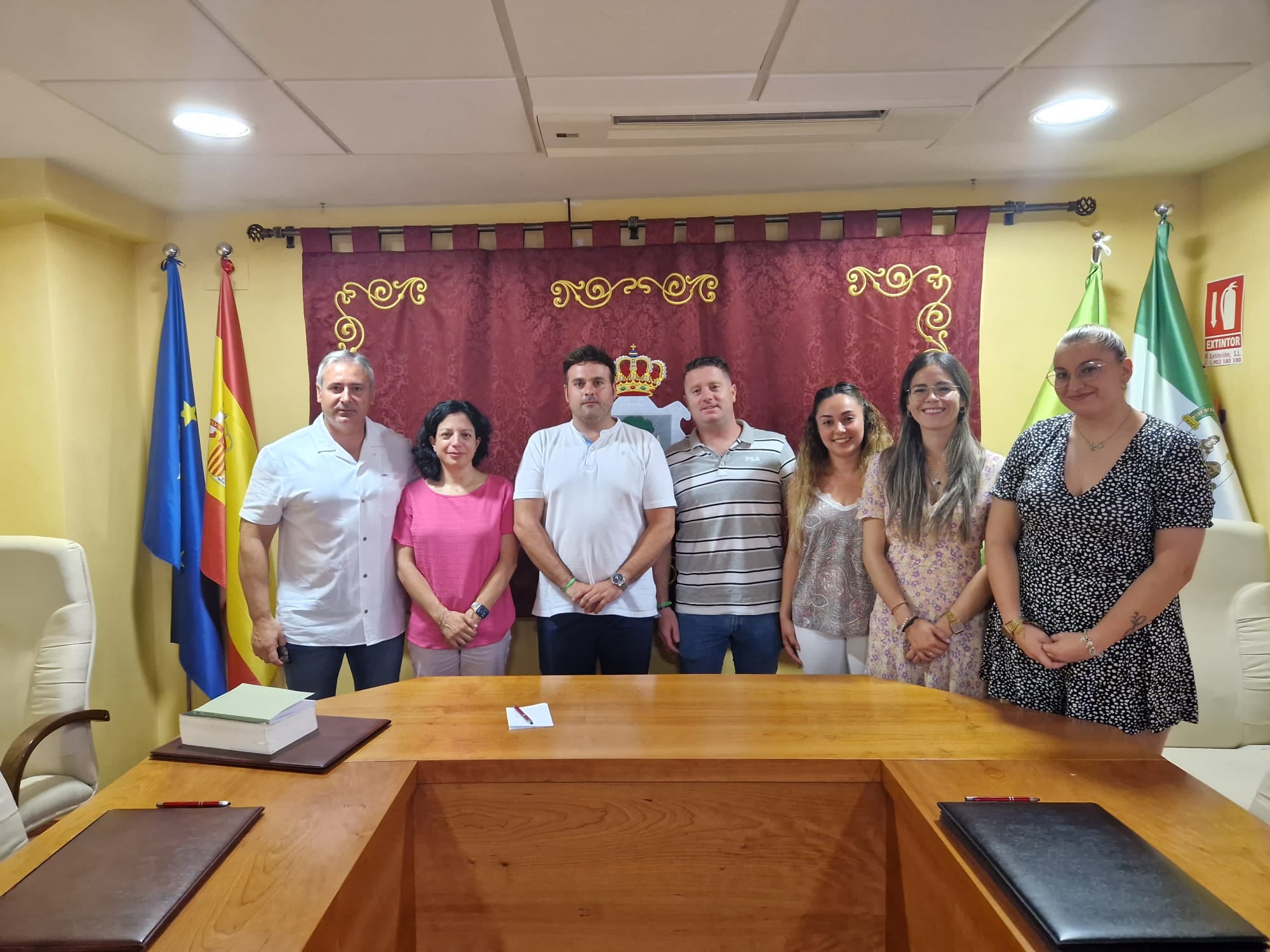 Juan Guidú, tercero por la izquierda, acompañado de miembros de su equipo de gobierno y de Antonio Morales (primero por la izqda), coordinador comarcal del PSOE en Sierra Mágina.