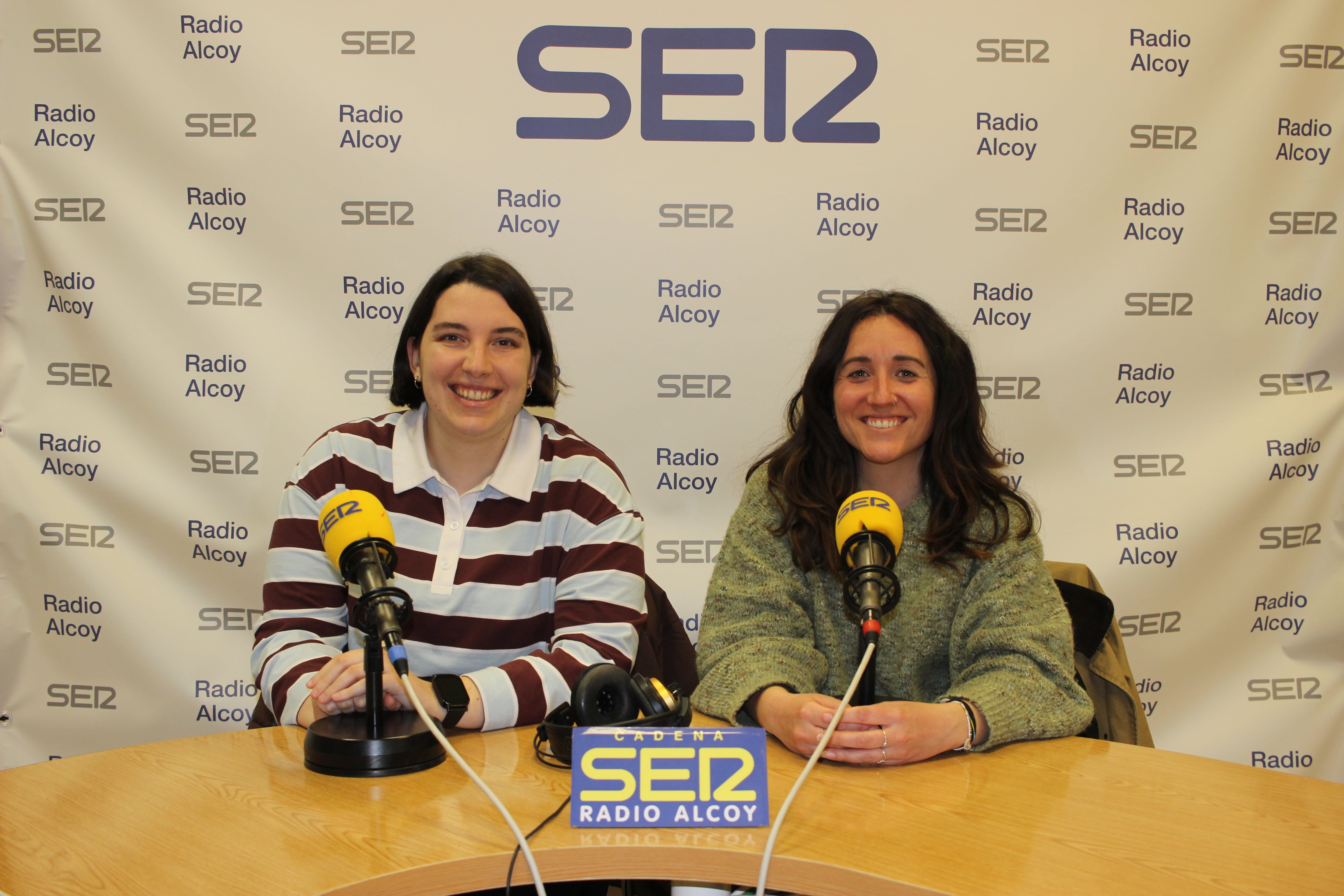Paula Sánchez i Berta Iñíguez, en l'estudi central de Radio Alcoy