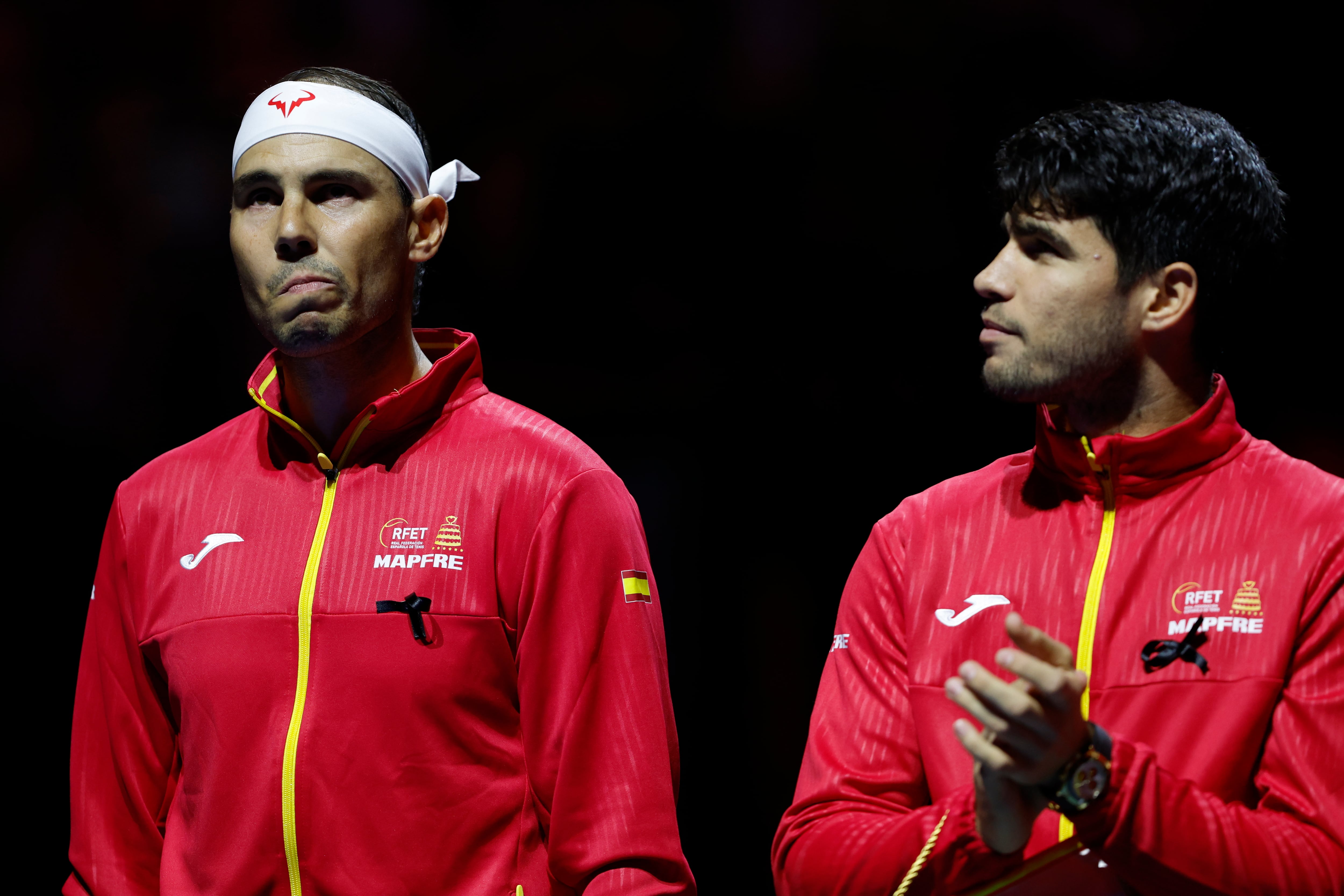 Carlos Alcaraz mira a Rafa Nadal antes de disputar la eliminatoria de Copa Davis