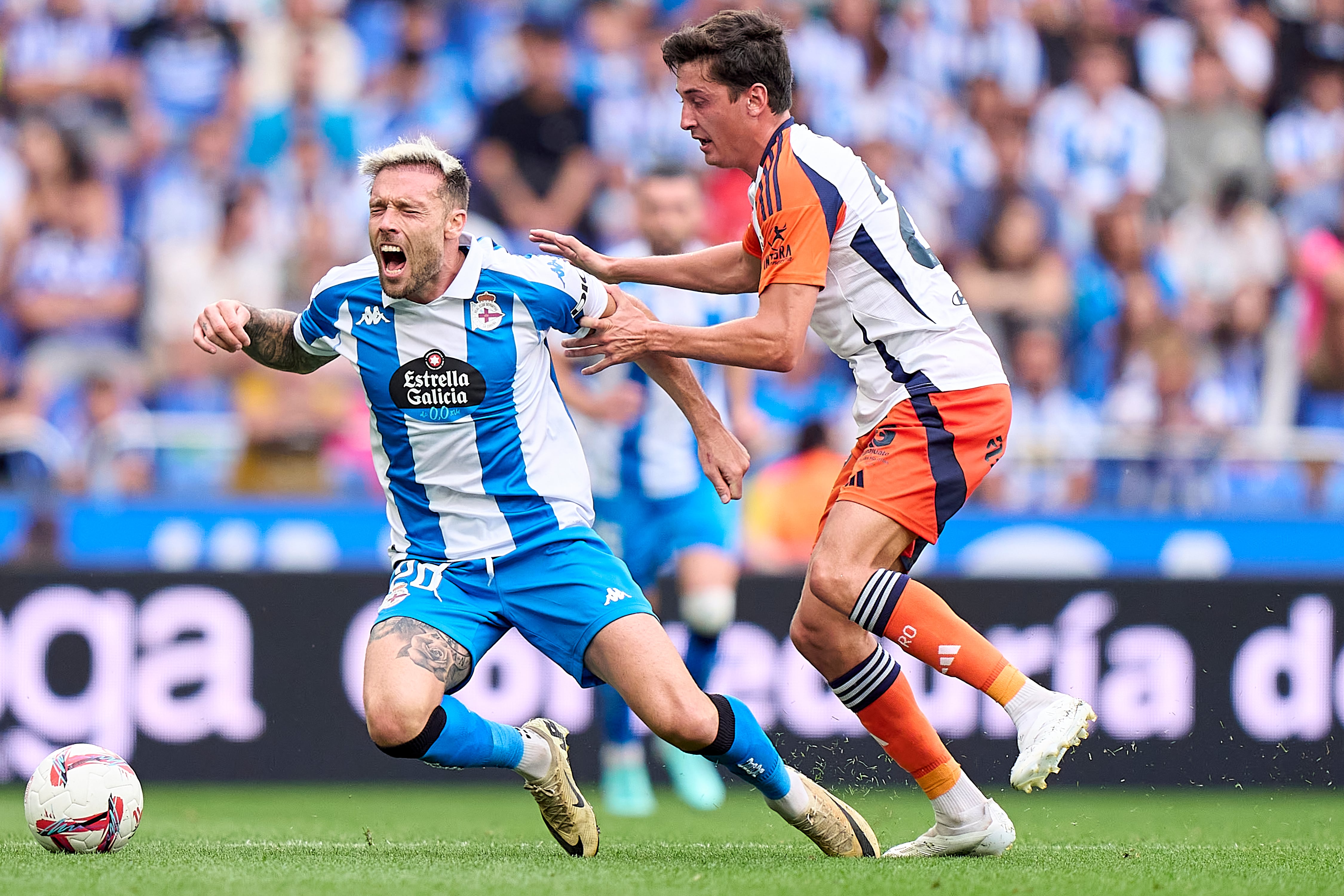 LA CORUNA, SPAIN - AUGUST 17:  Carlos Dotor of Real Oviedo competes for the ball with Jose Angel Jurado of RC Deportivo de La Coruna during the LaLiga Hypermotion match between RC Deportivo de La Coruna and Real Oviedo at Abanca Riazor Stadium on August 17, 2024 in La Coruna, Spain. (Photo by Jose Manuel Alvarez/Quality Sport Images/Getty Images)