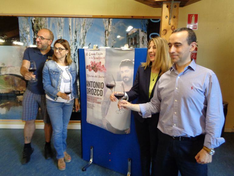 Los organizadores brindan con Ribera del Duero por el éxito de este evento