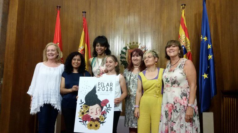 Pregoneras de las Fiestas del Pilar 2018, junto al cartel anunciador 