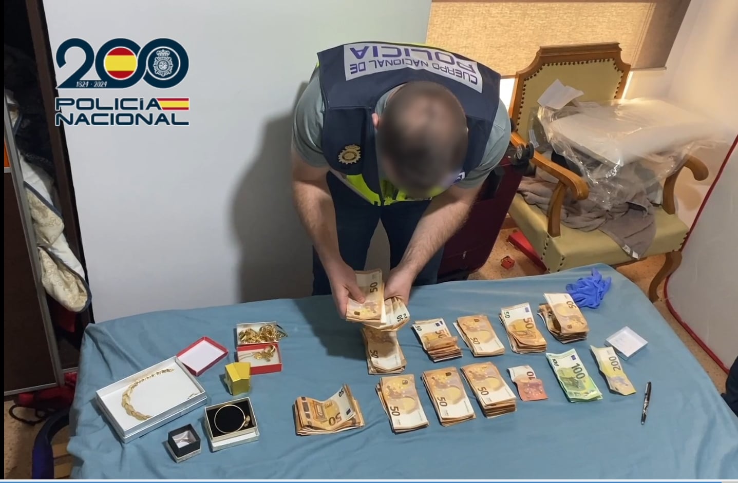 Dinero y objetos incautados en la operación en Elche