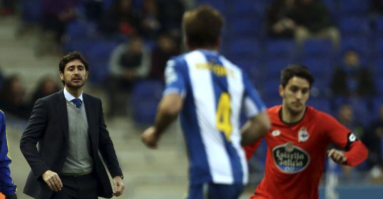 El entrenador del Deportivo Víctor Sánchez del Amo durante el partido de la vigésimo quinta jornada de Liga en el estadio de Cornellà.