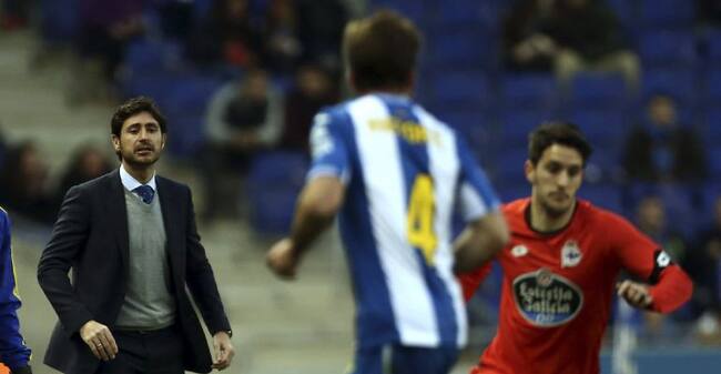 El entrenador del Deportivo Víctor Sánchez del Amo durante el partido de la vigésimo quinta jornada de Liga en el estadio de Cornellà.