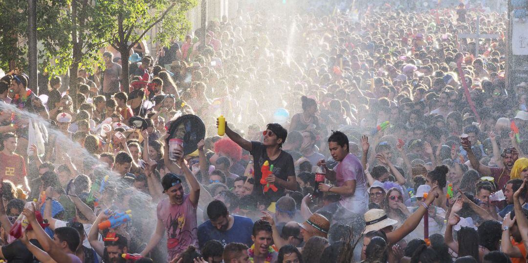 Desfile de peñas en las Pregón de las Fiestas de Nuestra Señora de San Lorenzo
