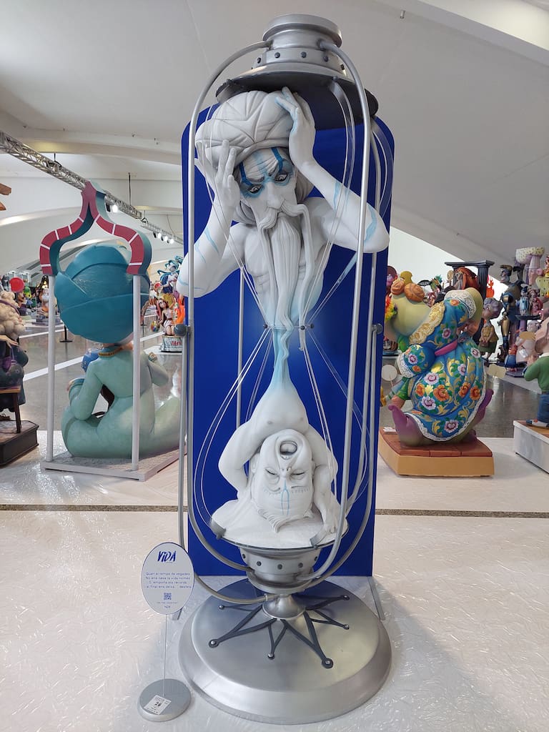 La Exposición del Ninot de las Fallas 2023 abre sus puertas con 750 figuras que rebosan diseño y sátira. Todas ellas quieren salvarse de las llamas gracias al voto popular.