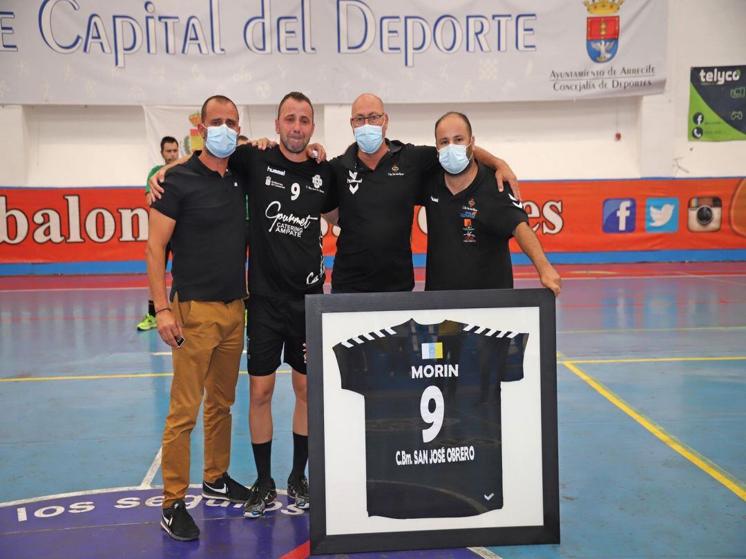 Luis Morín el día de su despedida, rodeado de directivos del Club Balonmano San José Obrero.