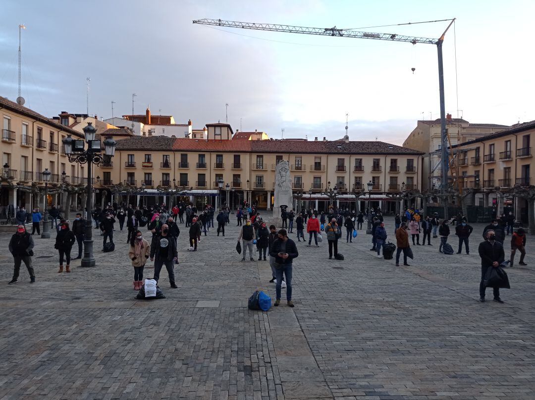 Profesionales de la hostelería, las agencias de viajes o los gimnasios se concentran frente al Ayuntamiento para protestar por el cobro de tasas municipales de servicios que no utilizan