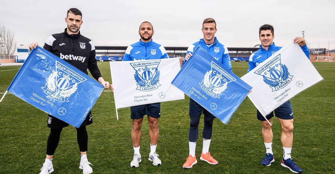 Cuellar, Braithwaite, Tarín y Bustinza posan con las banderas que se repartirán entre los aficionados.