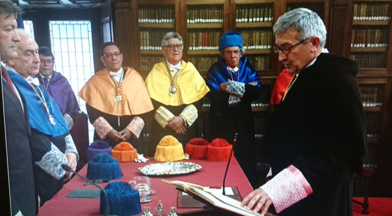 Santiago García Granda promete su cargo como nuevo rector de la Universidad de Oviedo ante el rector saliente, Vicente Gotor, y el presidente del Principado Javier Fernández