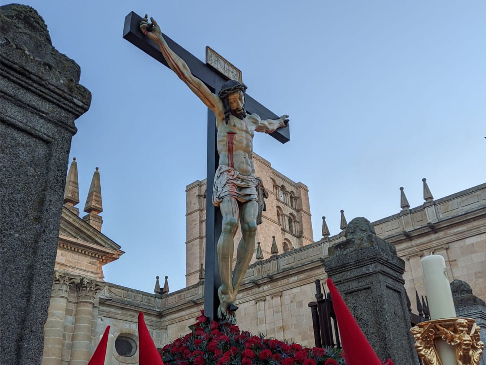 El Cristo de las Injurias detenido en el atrio de la Catedral de Zamora