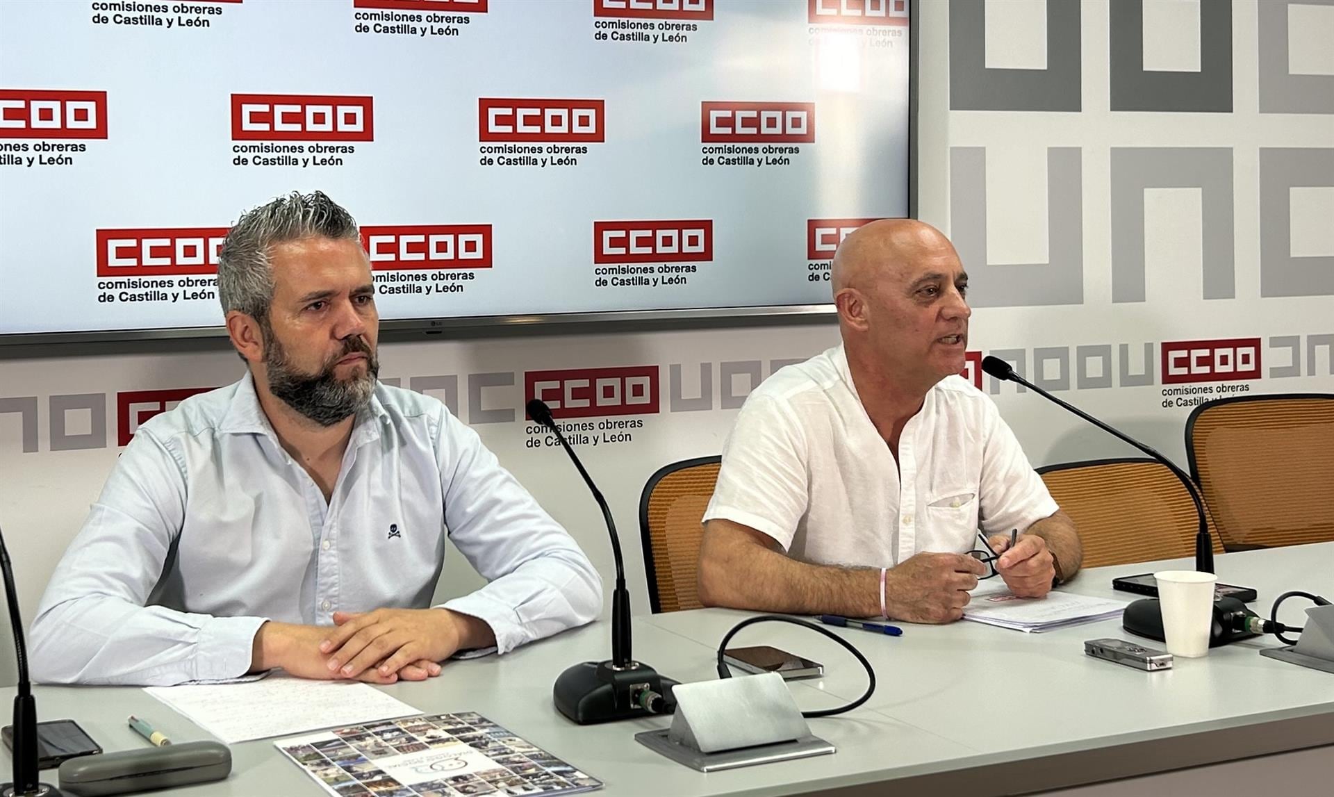 Los representantes de UGT, Raúl Santa Eufemia (izda), y CCOO, Fernando Fraile, (dcha), en rueda de prensa