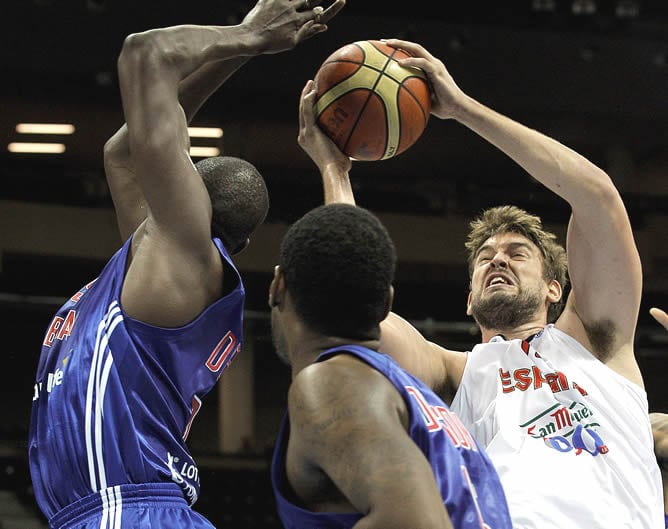 El jugador de la seleccion española Marc Gasol lanza a canasta durante el partido del Eurobasket que ha enfrentado a las selecciones de España y Gran Bretaña