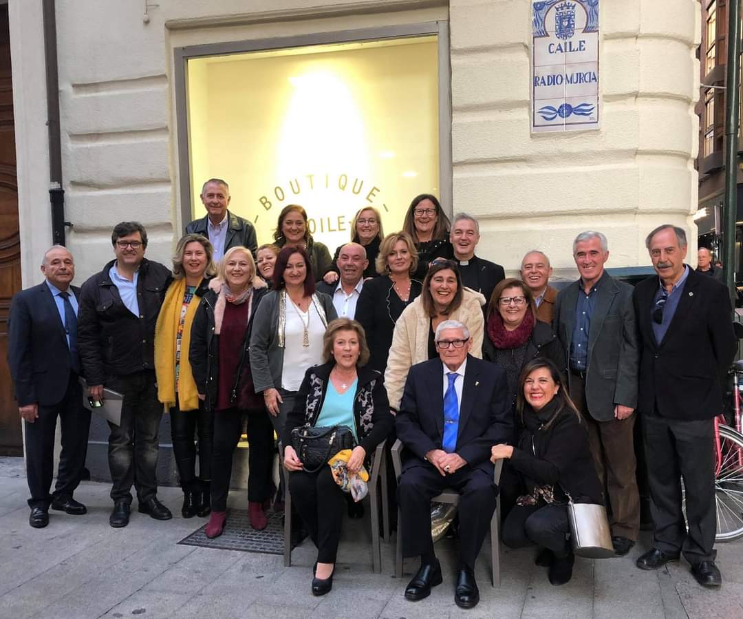 Ismael Mascarell junto a su equipo de trabajadores de Radio Murcia