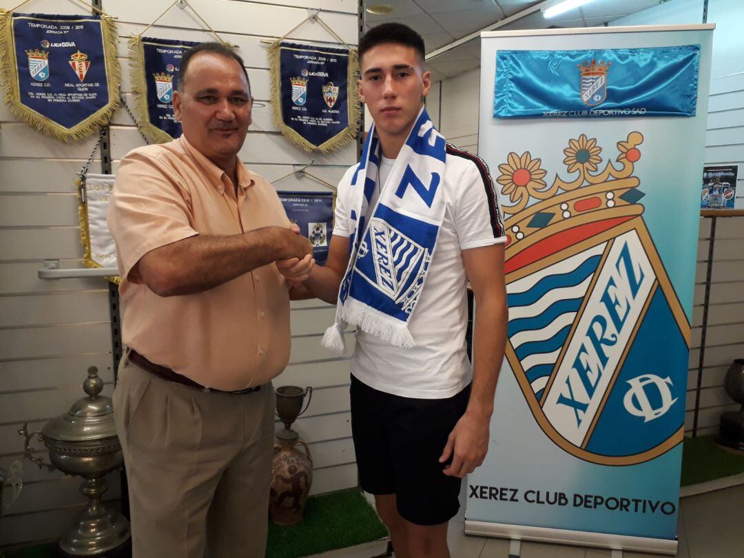 Juanma Cámara junto a Vicente Vargas en la presentación del jugador.