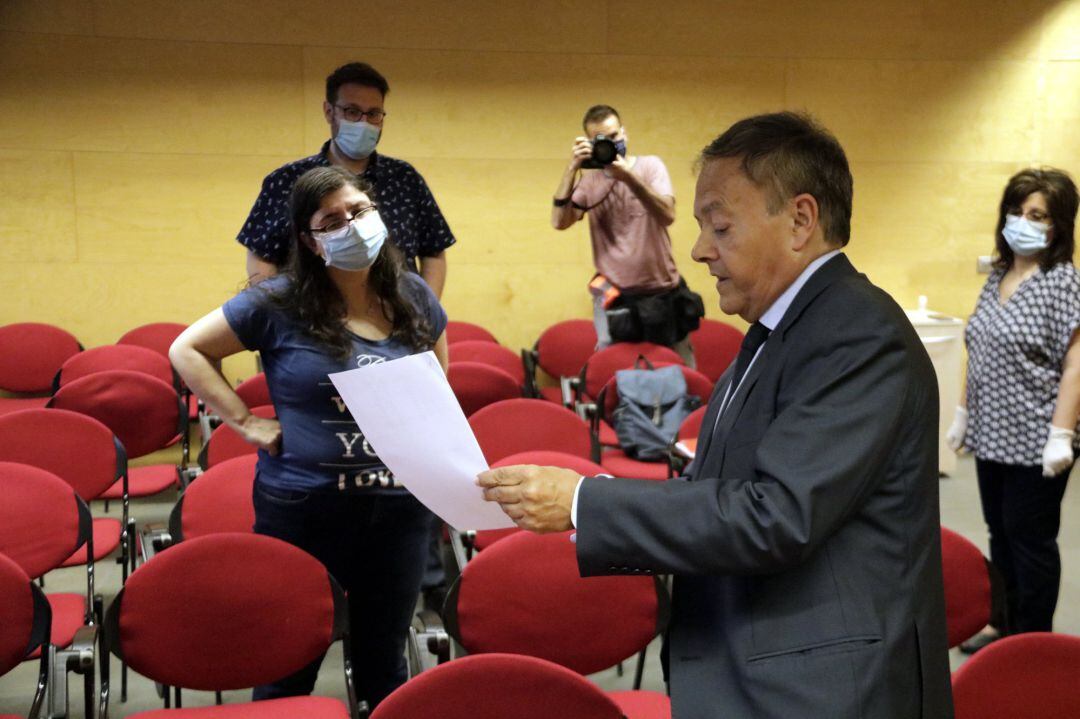 El president de l'Audiència de Girona, Fernando Lacaba, detallant les dades als periodistes