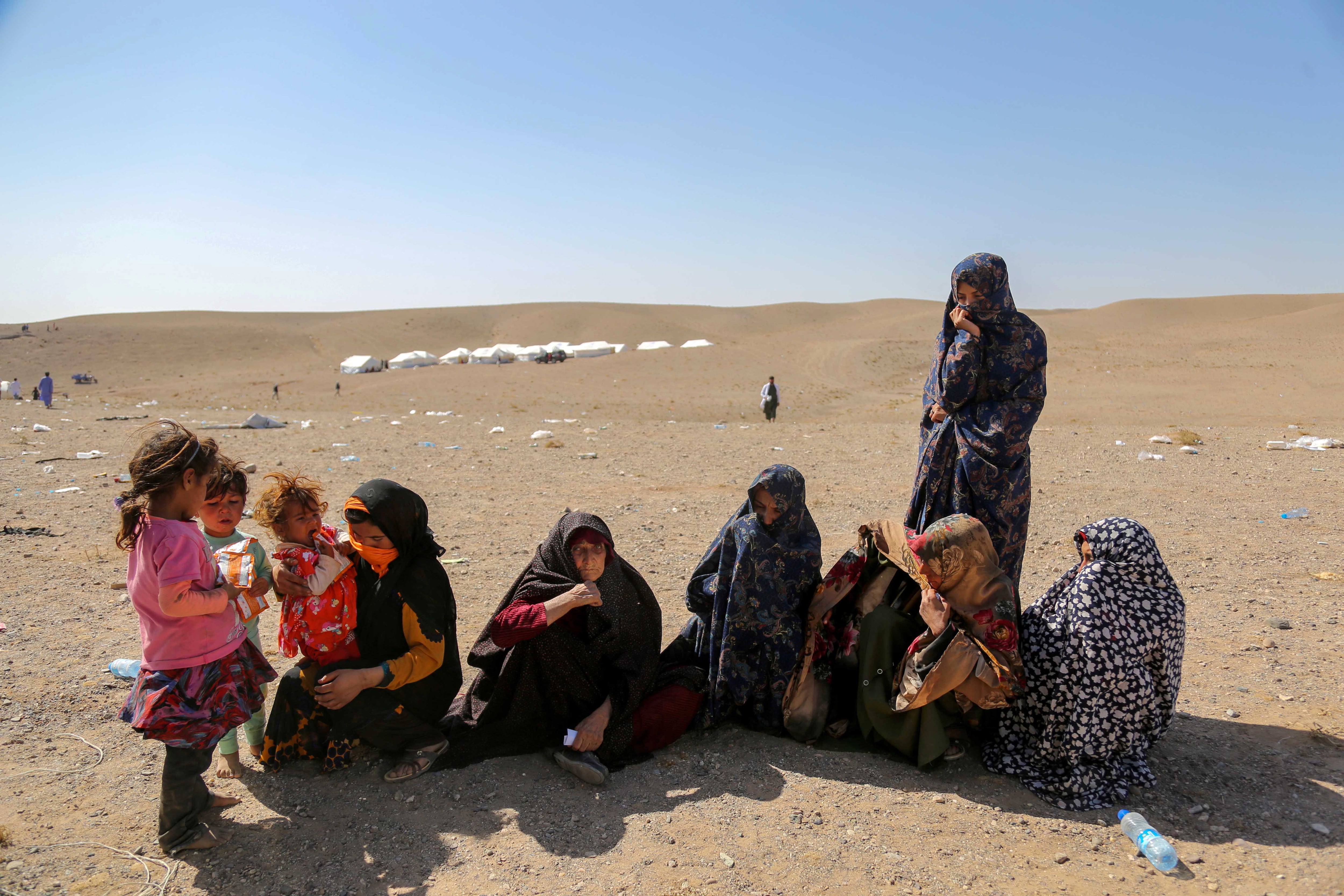 Herat (Afghanistan), 12/10/2023.- People sit at the earthquake-hit Zenda Jan district of Herat, Afghanistan, 12 October 2023. Afghanistan&#039;s government officials on 11 October lowered the death toll of a series of earthquakes that struck the country&#039;Äôs western districts to about 1,000, revising their initial figure of more than 2,000 casualties. (Terremoto/sismo, Afganistán) EFE/EPA/SAMIULLAH POPAL
