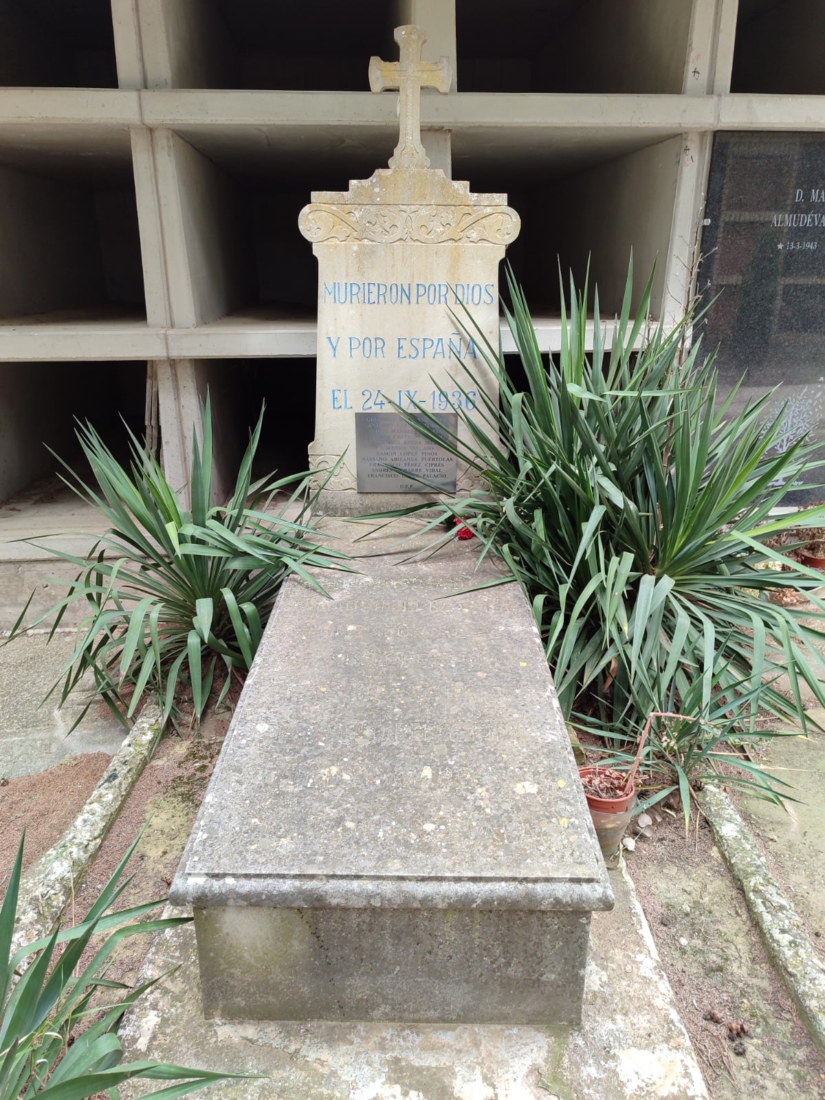 Monumento franquista cementerio de Sesa