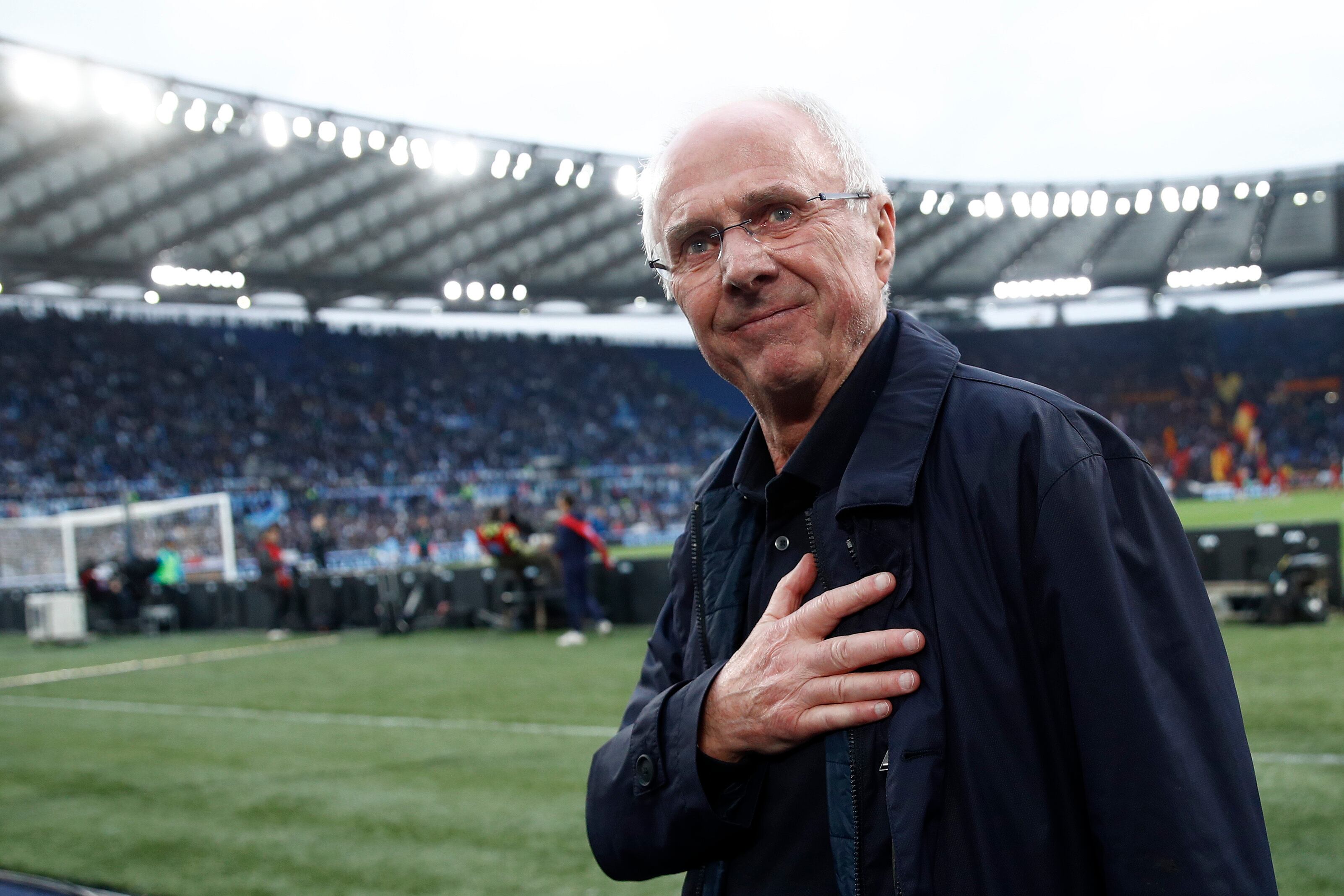 Sven-Goran Eriksson agradece el cariño a los aficionados de la Lazio tras un encuentro de la Serie A.