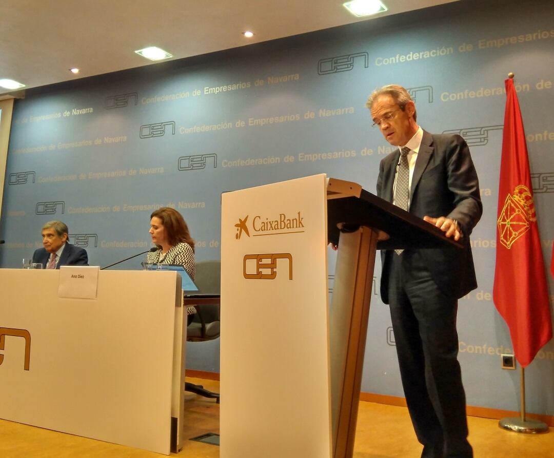 El presidente de CaixaBank, Jordi Gual, en su conferencia en Pamplona dirigida a 100 empresarios navarros